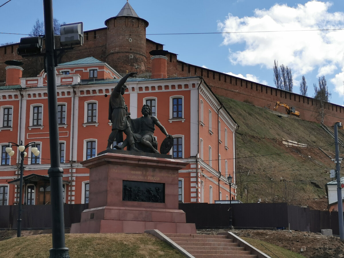 Памятник Минину и Пожарскому - копия памятника, установленного в Москве