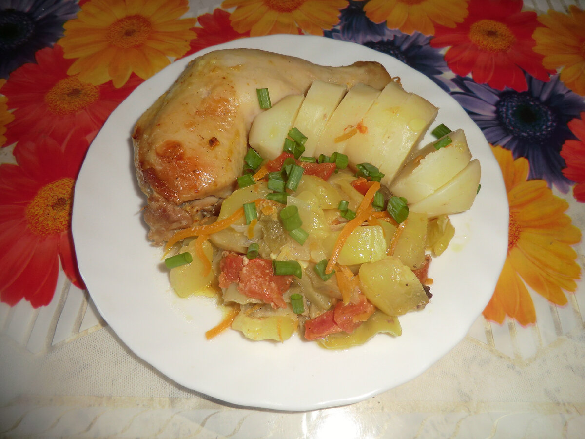 Курица в духовке на овощной подушке.