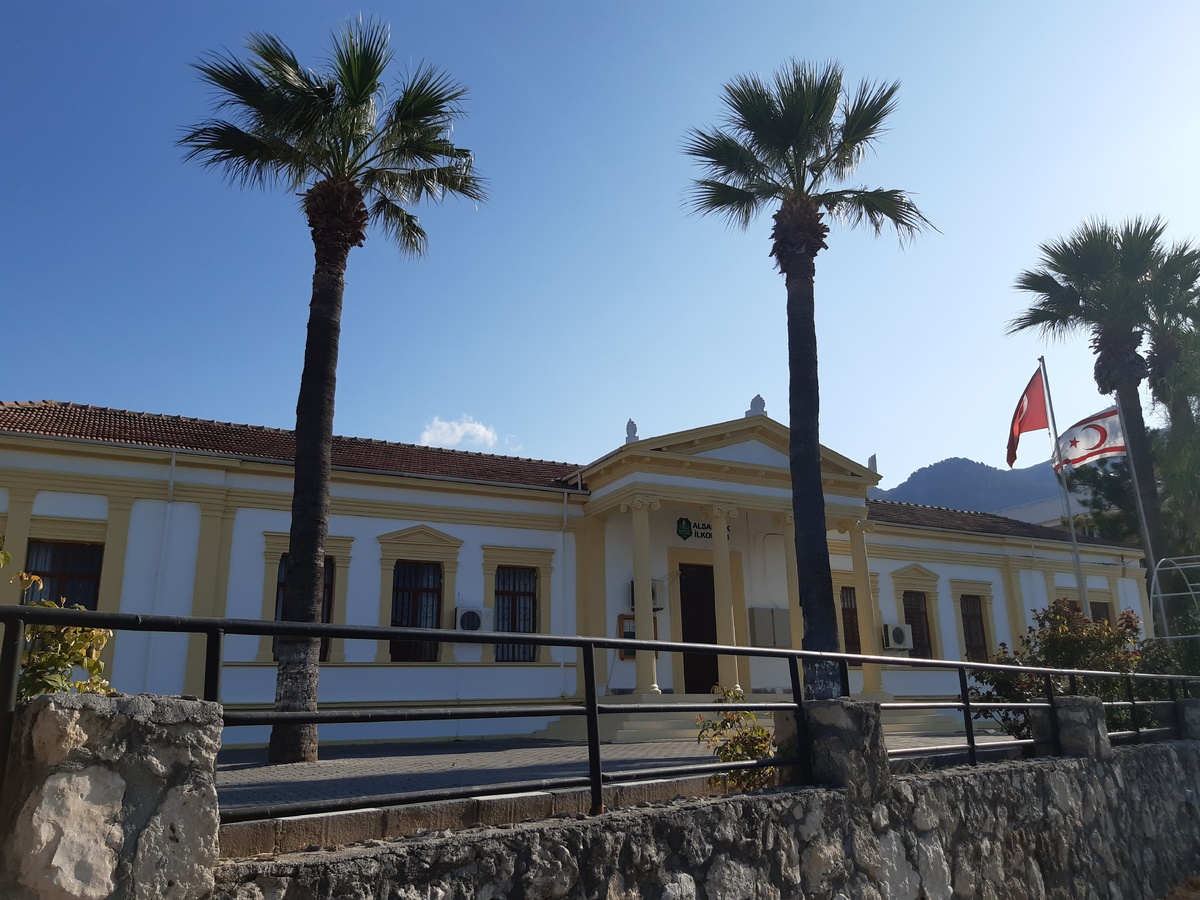 Наша школа. Девчонки, когда первый раз увидели ее, сказали, что это Музей)))