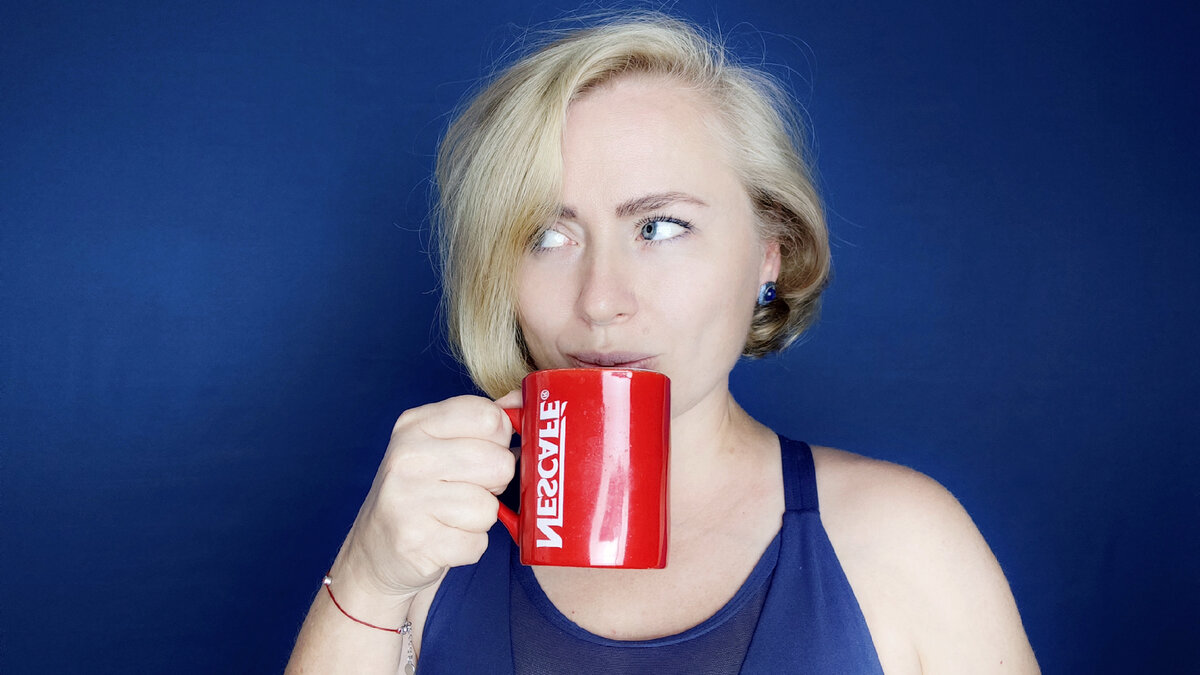 Девушка проснулась. Лицо разбуди. Спящий человек в кровати. О женщина. Саша траутвейн модель.