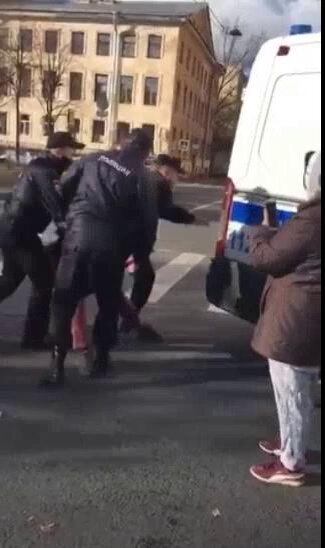 Певца, вышедшего в булочную задержали полдицаи