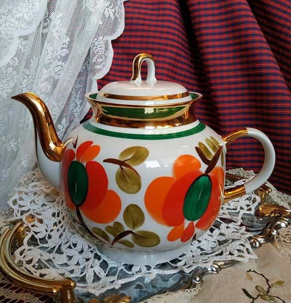 Современные чайники поражают многообразием форм, расцветок, функций. А ведь казалось бы, ещё полвека назад это был дорогой подарок и главный прибор на кухне. Он подогревал воду для мытья посуды, приготовления пищи, купания, посиделок за чашечкой ароматного напитка.