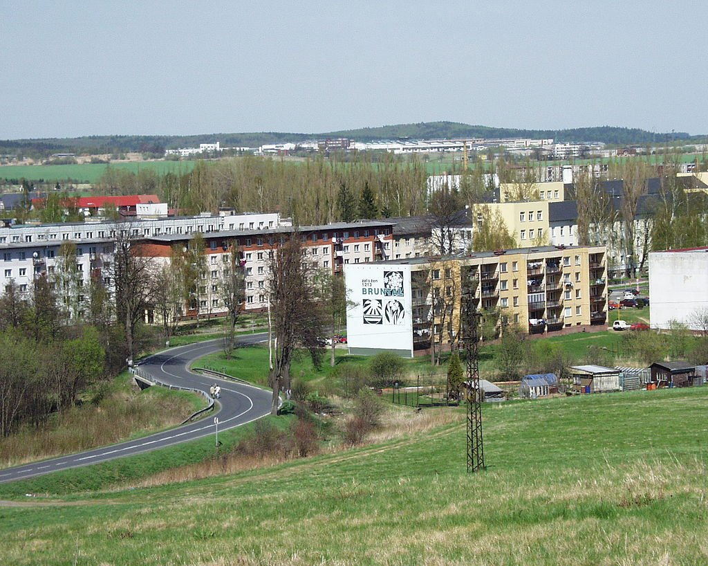 Бывший советский городок в Брунтале, перед дорогой бывшие ДоСы по чешскому проекту, за дорогой реновированные здания, построенные по советскому проекту