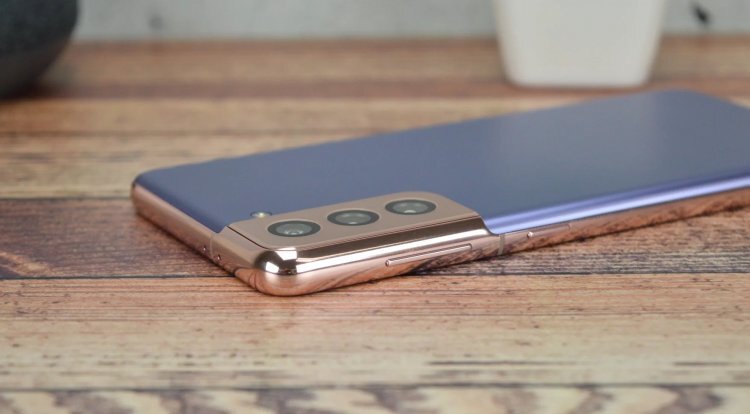 Galaxy S21 — пожалуй, самый хрестоматийный флагман, и он входит в список лучших смартфонов на Андроид