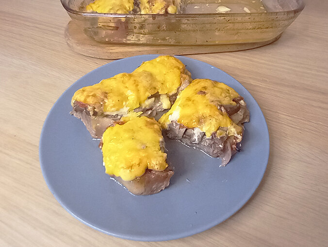 Мясо по-французски из свинины с помидорами и грибами.