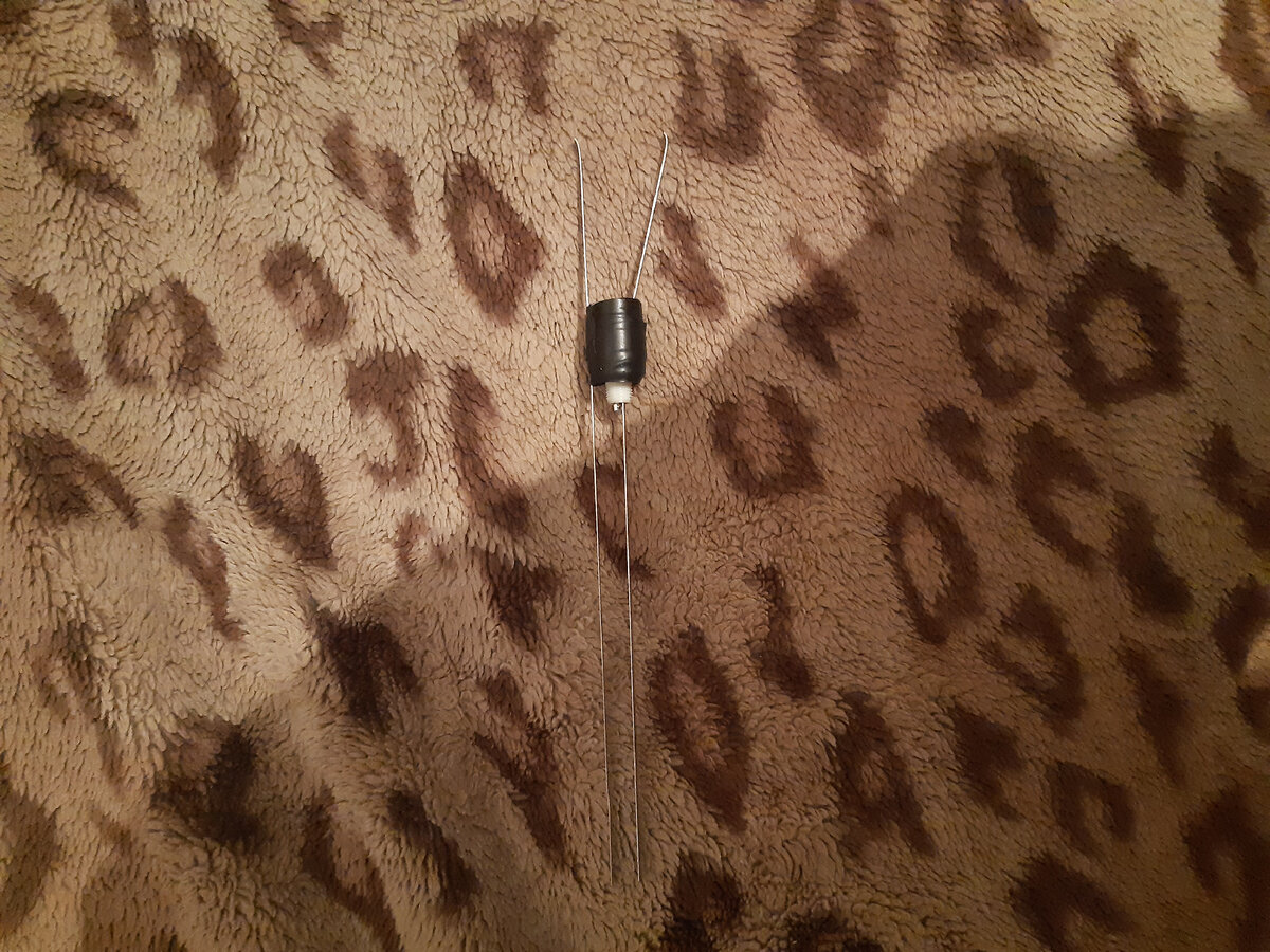 Самодельный датчик типа " пинцет" удобен и при установке на открытие двери- вставляется между дверью и косяком и при открывании двери и размыкании контактов сработает сигнал тревоги.