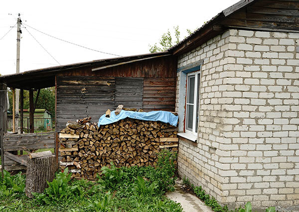 Пока не было дровяника, дрова складывали вот так.