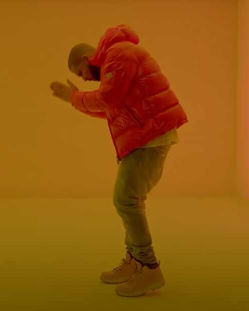 Рэпер Дрейк в клипе на песню Hotline Bling в куртке бренда Moncler
Кадр: клип «Hotline Bling»