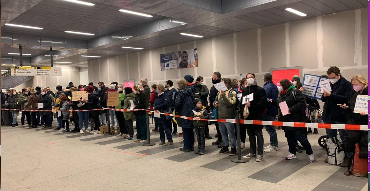 Очередь берлинцев, готовых принять украинских беженцев. Фото из личного архива автора