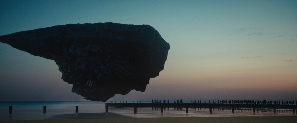 Кадр из фильма "Битва за Землю" (2019). Инопланетный корабль и колонна провинившихся, которых куда-то отправляют.