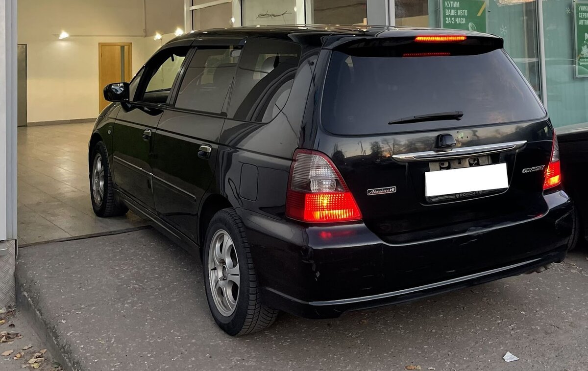 Машина была не в идеальном состоянии: стучала рулевая рейка, на левой двери были царапины. А еще я менял датчик-выключатель аварийного давления масла