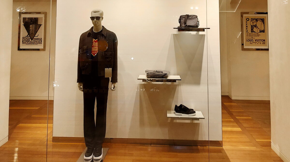 Витрина бутика Louis Vuitton в ГУМе. Декабрь 2021 г. 