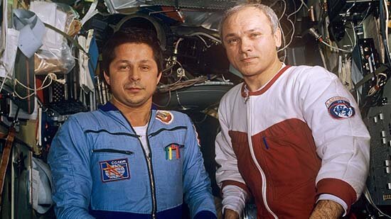 Виктор Савиных (слева) и Владимир Джанибеков на станции "Салют-7"