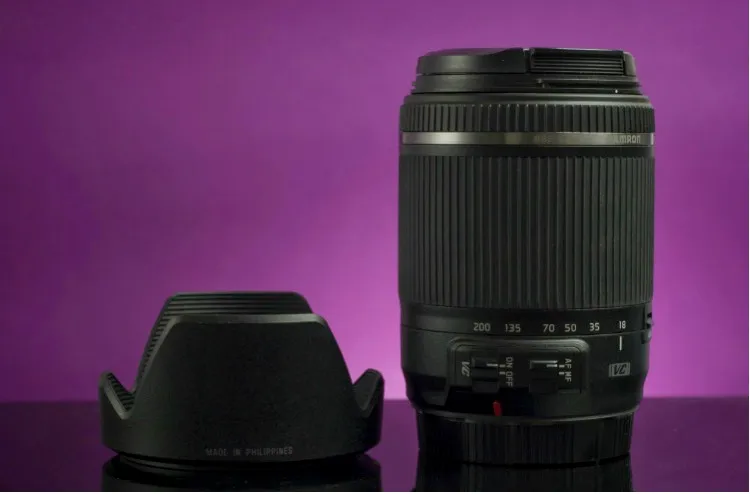 Это универсальный зум с фокусным расстоянием от 18 мм до 200 мм.