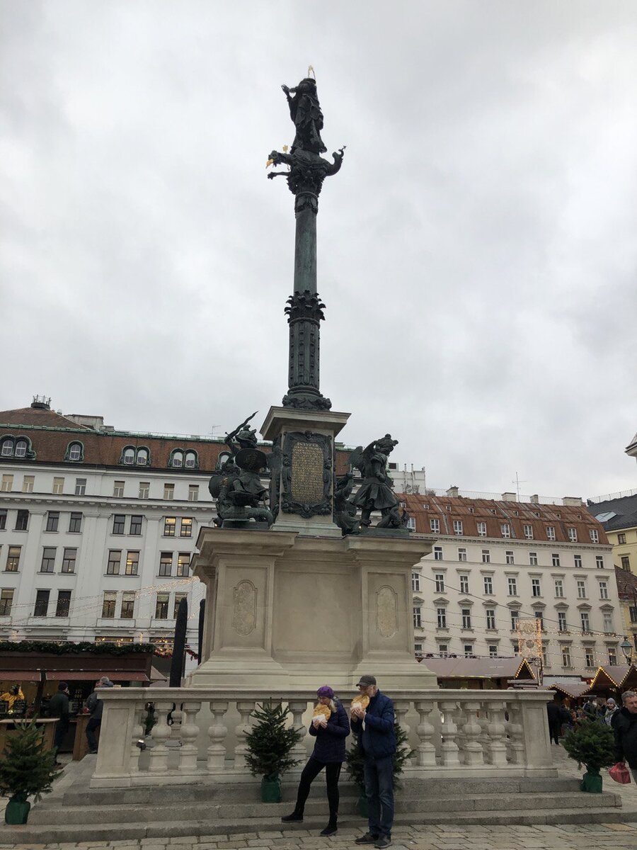 Это фото сделала в Австрии, в Вене, на традиционной рождественской ярмарке. Пенсионеры наслаждаются жизнью, ни в чем себе не отказывают.