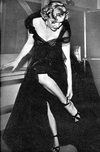 Мэрилин Монро в платье Charles LeMaire перед 23-й церемонией вручения премии «Оскар», 1951 год