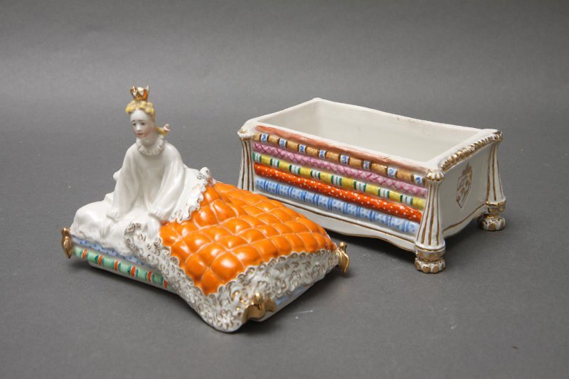 Туалетный прибор "Принцесса на горошине" - автор А. Бржезицкая, "Музей-усадьба "Кусково", https://goskatalog.ru/ Серебряная медаль выставки 