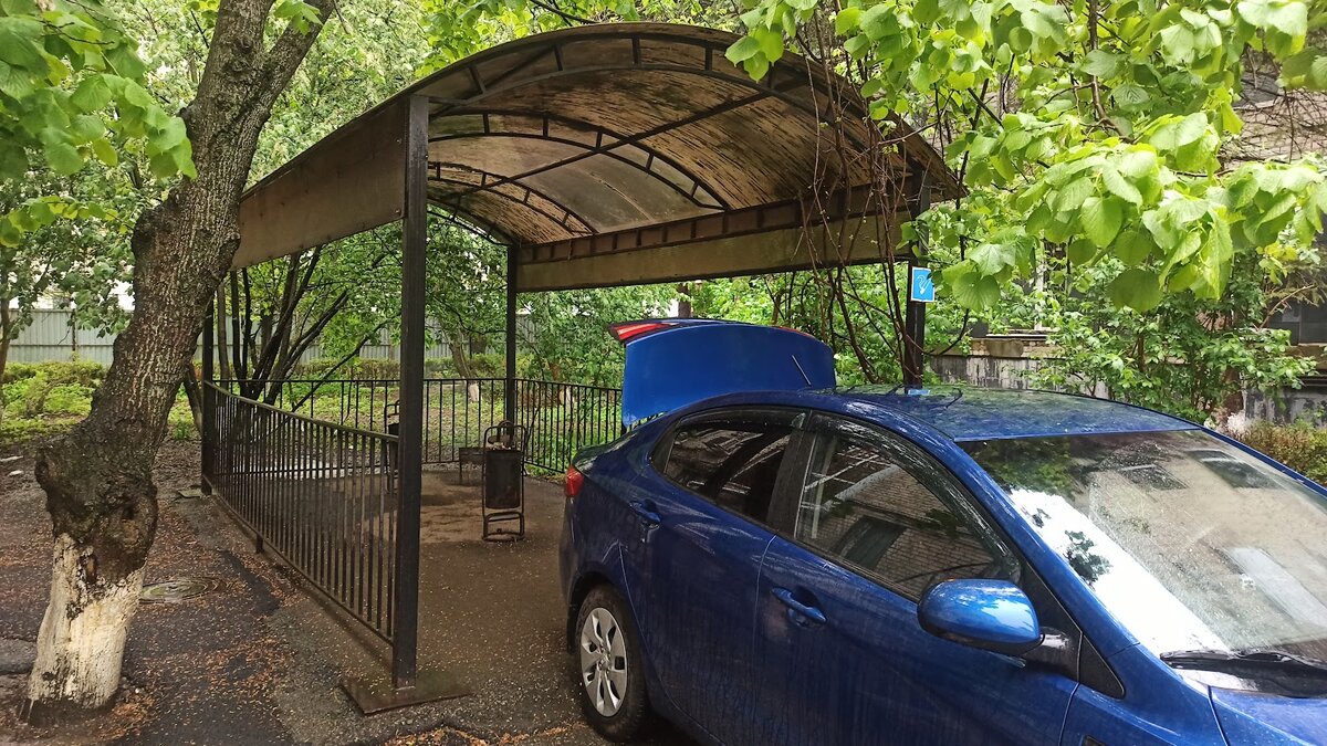 Та самая беседка. Машину загнали почти под навес (листайте вправо)