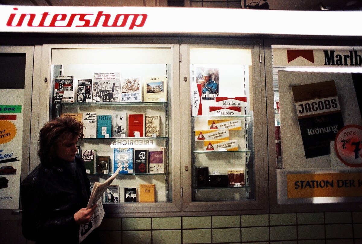 Витрина "Intershop" на вокзале Фридрихштрассе в Берлине. Фото из открытых источников.