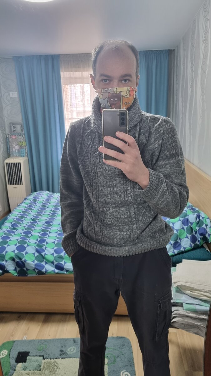 Вязаный свитер с широким горлом, широкие штаны с боковыми карманами и незаменимая маска с котятками. Ну и потом еще бандана добавится.