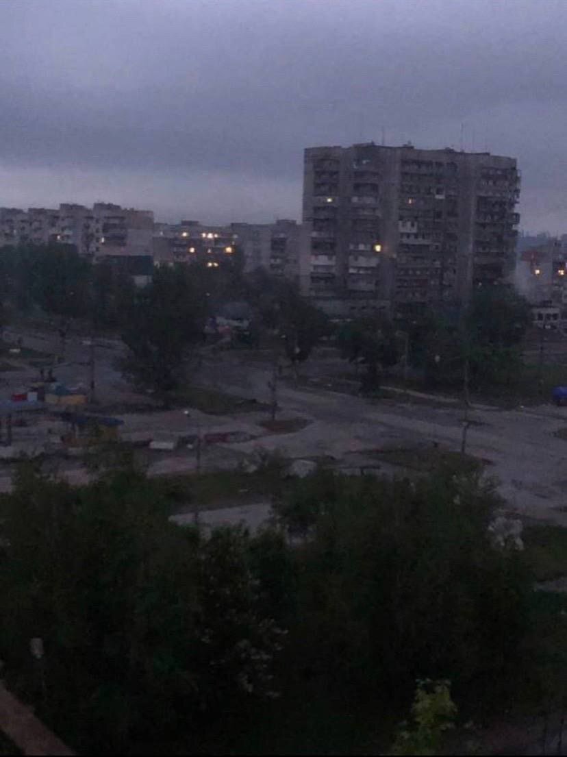 В первых домах Мариуполя вчера вечером появилось электричество. Жизнь начинает налаживаться.#ЗаПрезидента #СвоихНеБросаем #РусскаяВесна #Zaмир #ВремяПомогать #МыВместе #ХимкиZ #ЕР50 #СходняПодрезковоНовогорск