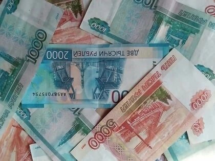 Возбуждено уголовное делоВ полицию Пуровского района обратилась 64-летнаяя жительница Тарко-Сале, ставшая жертвой мошенников. Как сообщили в пресс-службе регионального УМВД, северянка поверила в старую схему про оформление кредита и лишилась сбережений.- Установлено, что 30 мая женщине позвонил некий человек, представившийся следователем. Далее он сообщил, что мошенники оформили на ее имя кредит в размере полутора миллионов рублей. Затем таркосалинке позвонила «сотрудница банка», сообщившая, что специально для нее создан резервный счет, на который необходимо внести 1 500 000 рублей, чтобы погасить взятый мошенниками займ. Поверив неизвестным и находясь в заблуждении, женщина сняла со своего сберегательного счета 800 тысяч рублей, оформила кредит в банке на сумму 300 тысяч рублей и перевела на указанные реквизиты 1 100 000 рублей, - прокомментировали в ведомстве.Заподозрила неладное женщина лишь после того, как лжесотрудница банка сообщила ей, что данной суммы недостаточно и необходимо оформить еще один кредит.Сейчас по данному факту возбуждено уголовное дело, предусмотренное ч. 4 ст. 159 УК РФ «Мошенничество, совершенное в особо крупном размере». Полицейские устанавливают лиц, причастных к совершенному преступлению.