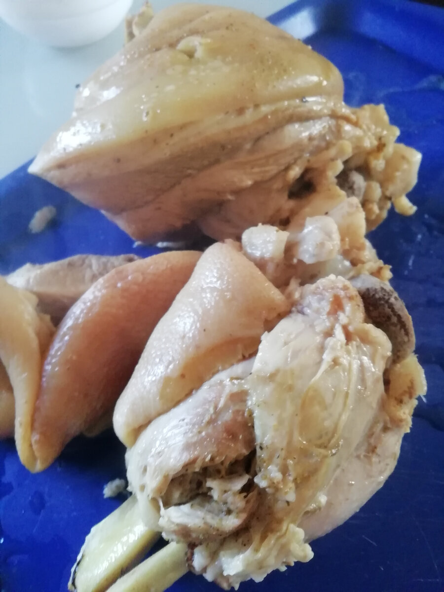 Если мясо от кости отходит легко, значит рулька готова! 