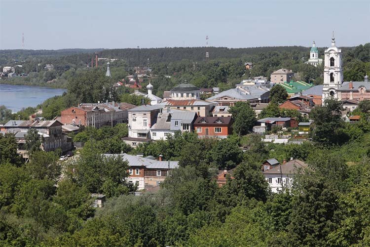 Касимов расположен на левом берегу реки Оки, на высоких холмах, изрезанных оврагами