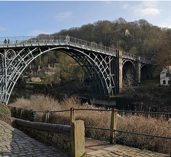 Чугунный мост через реку Северен в графстве Шропшир в Англии, первый в мире чугунный арочный мост, построен в 1781 году,  проект Томаса Притчарда, исполнение Джона Уилкинсона. Объект охраняется ЮНЕСКО как памятник всемирного наследия.