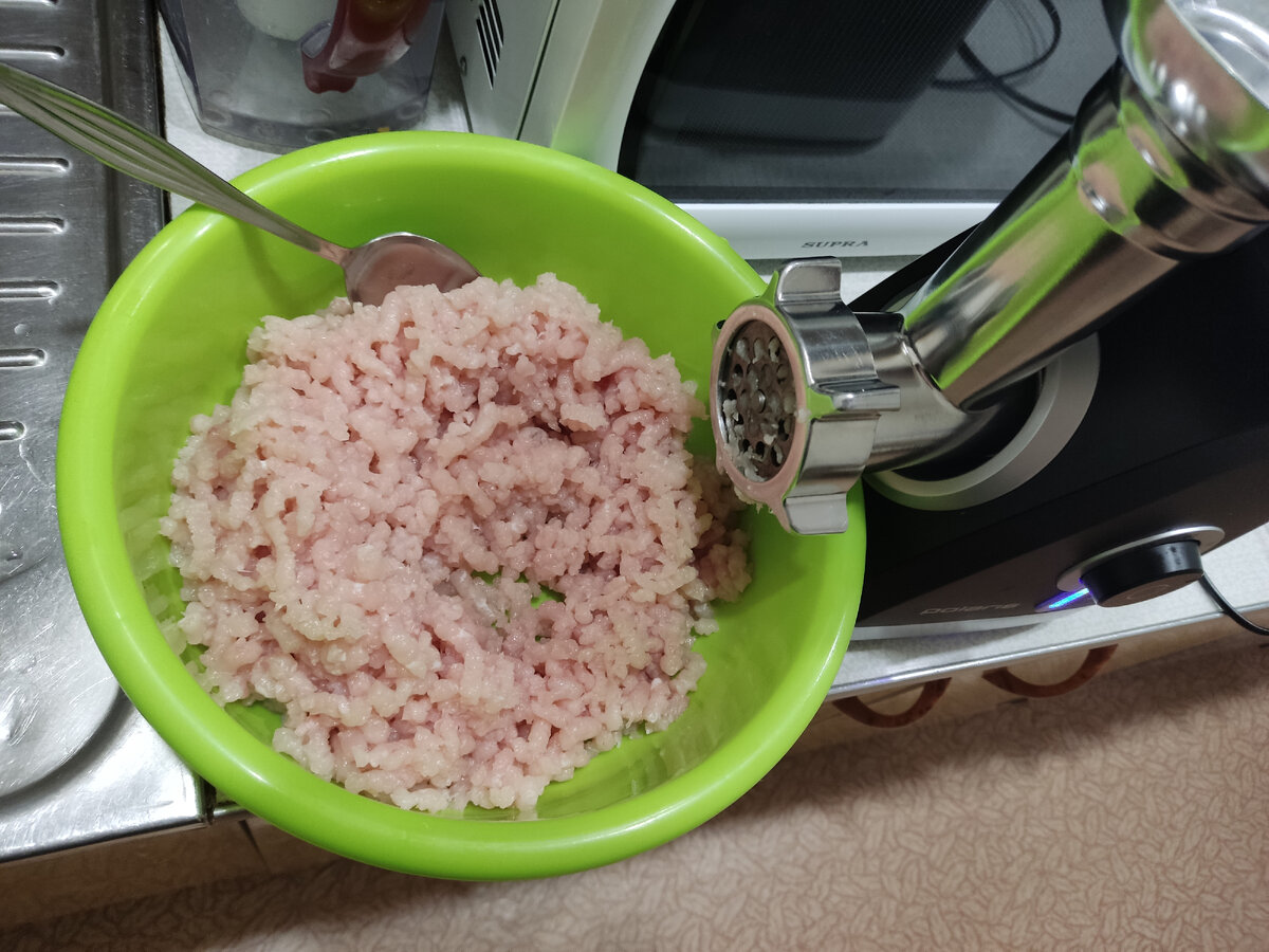 Крутим фарш из куриного филе. 