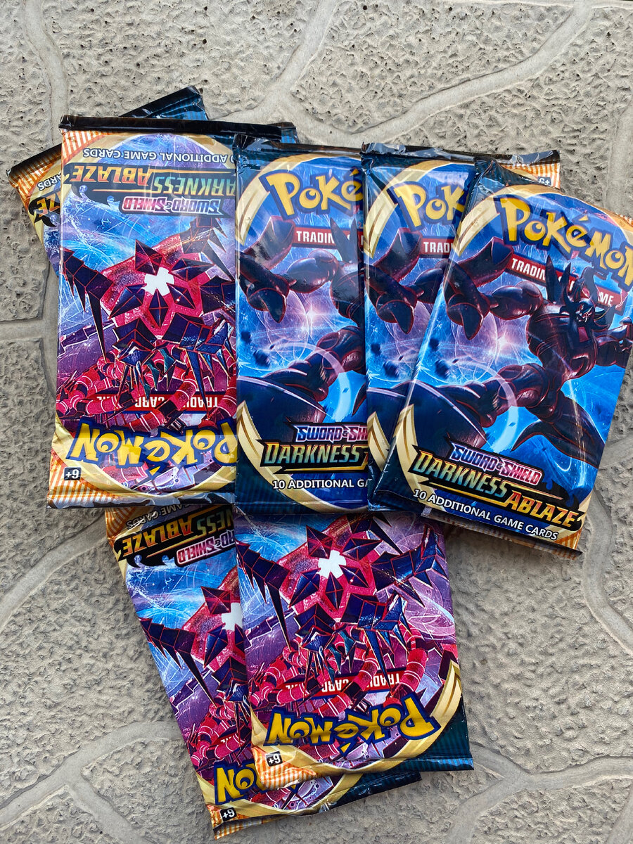 В комплект входит 8 пакетиков. На фото 7 потому, что один я уже открыла)