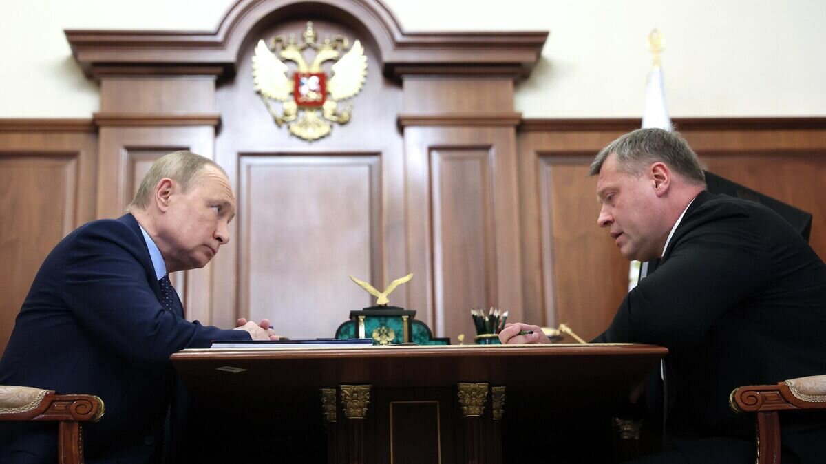    Президент РФ Владимир Путин и губернатор Астраханской области Игорь Бабушкин во время встречи© РИА Новости / Михаил Метцель