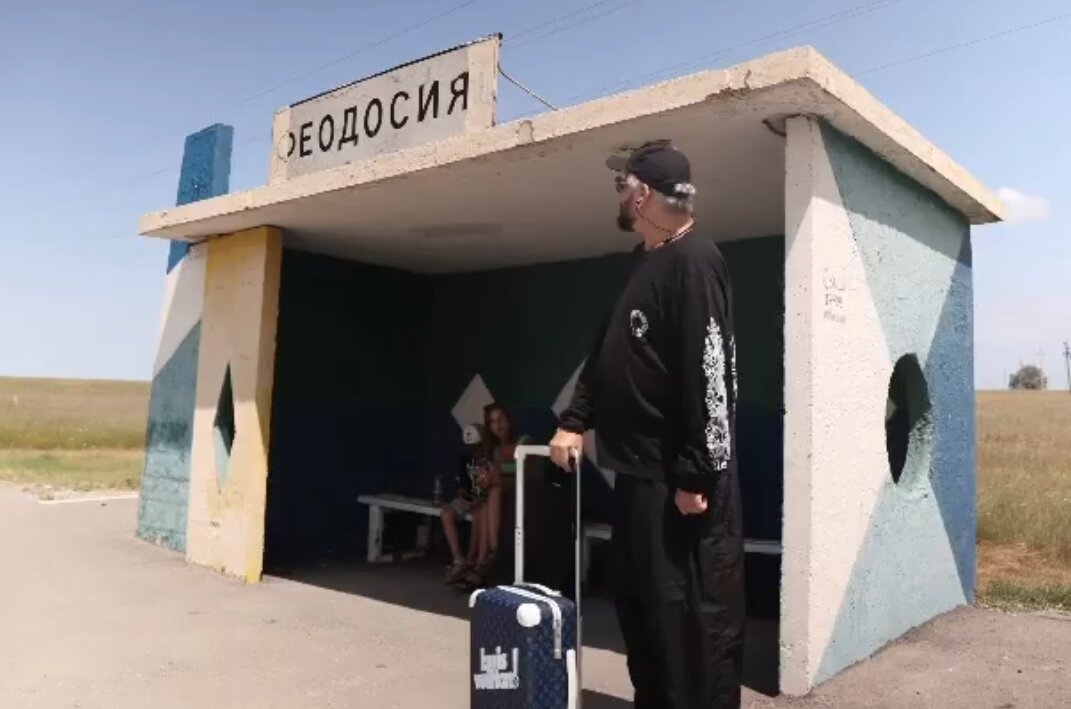 Филипп Киркоров на остановке. Кадр из видео, размещенного в социальной сети Киркорова.