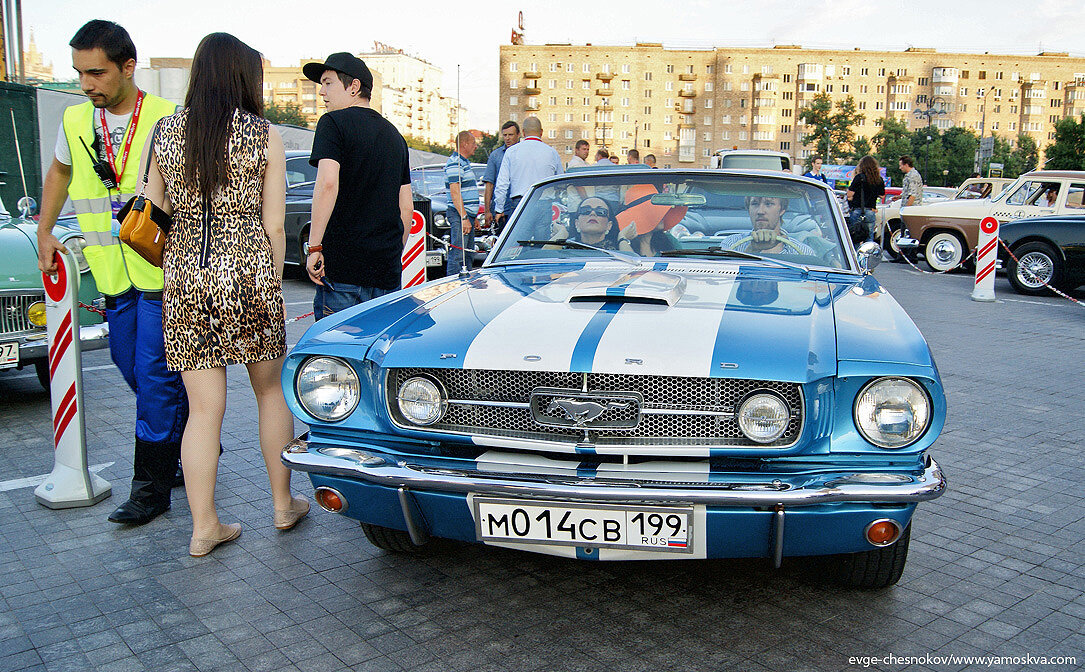 Клуб классика москва. Авто классика на улице Москвы.