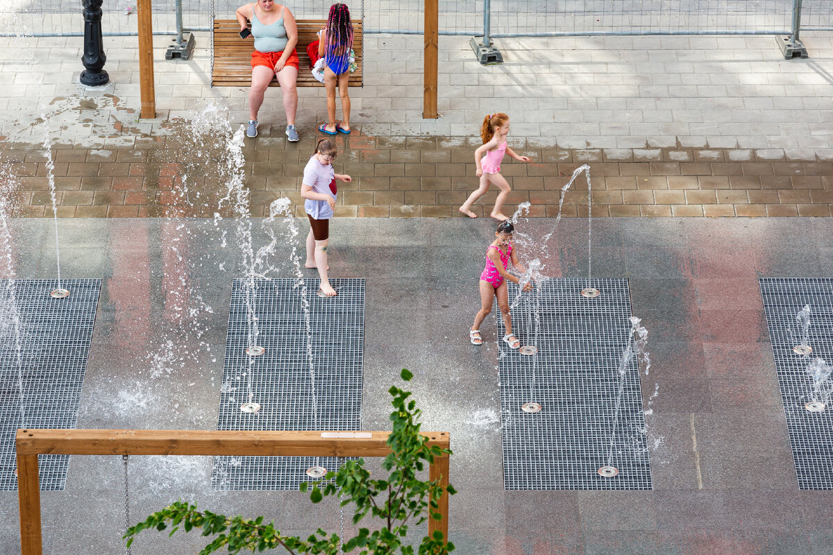 В «сухом» фонтане можно бегать — но не забывайте про тапочки, чтобы не поскользнуться