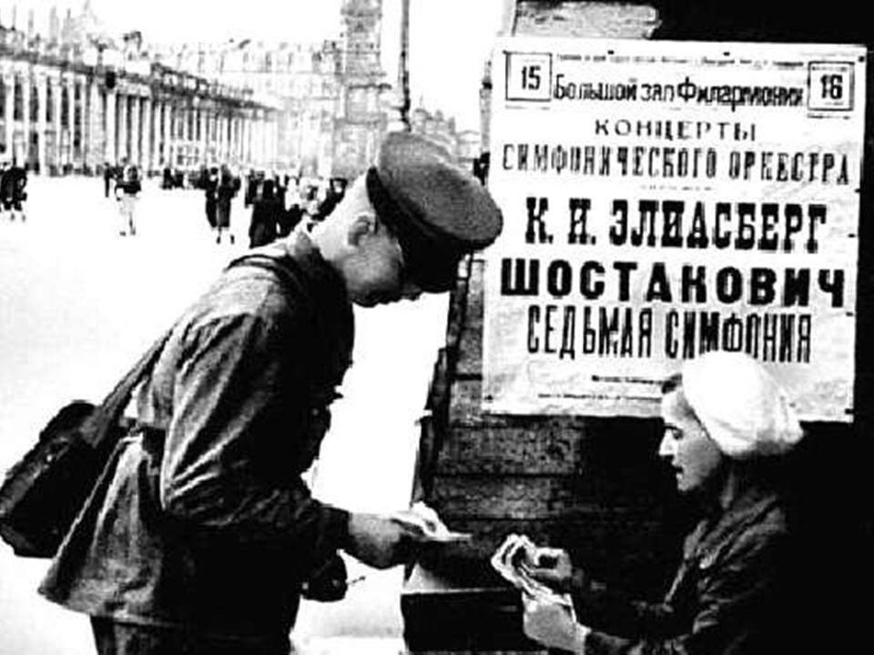 Солдат покупает билет на исполнение 7-й симфонии Шостаковича/ © classicalmusicnews.ru
