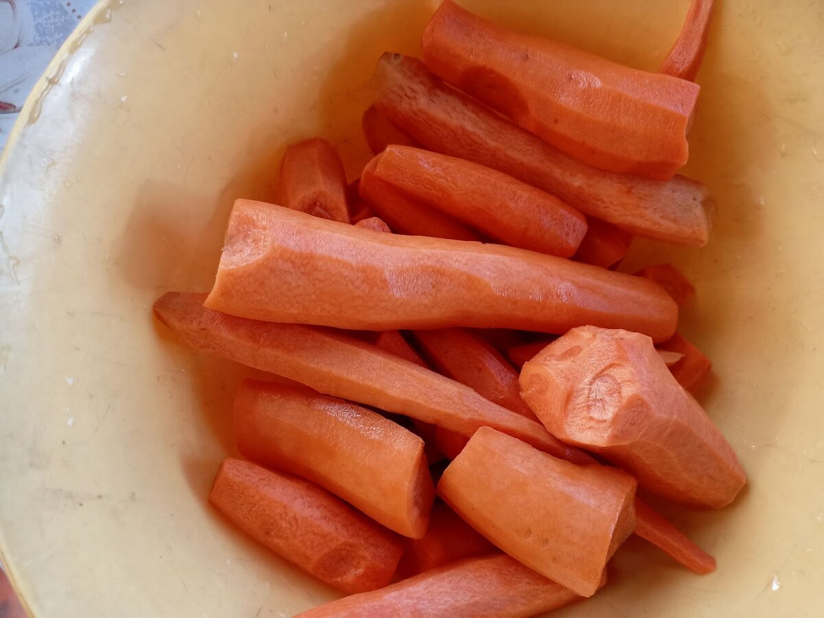 Чистим морковь