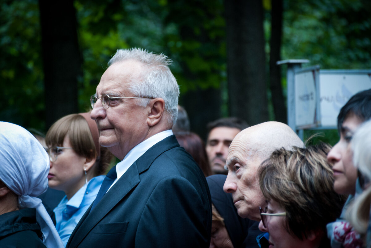 Музей меценатов москва. Дел меценат. 190 лет со дня рождения третьякова. Меценат бюст. Дел меценат.