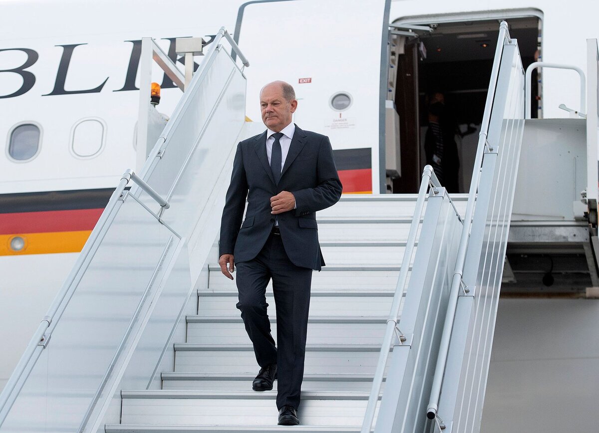 «У страны такие же богатые природные ресурсы, как и у России , с той лишь разницей, что это надежная демократия», — сказал Шольц по прибытии в Монреаль