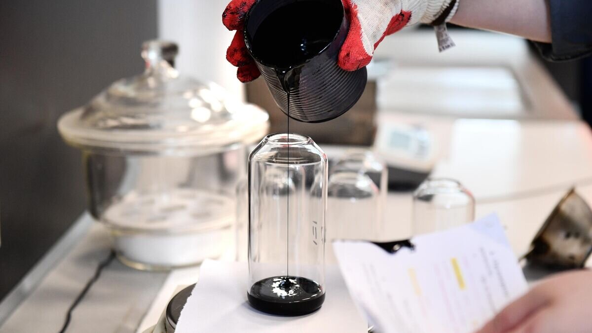    Битум в испытательной лаборатории© РИА Новости / Павел Лисицын