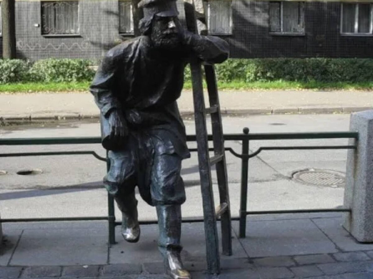 Фонарщик петербург. Памятник фонарщику в Санкт-Петербурге. Памятник фонарщику в яритере. Одесская улица Санкт-Петербург фонарщик. Памятник первому фонарщику СПБ.