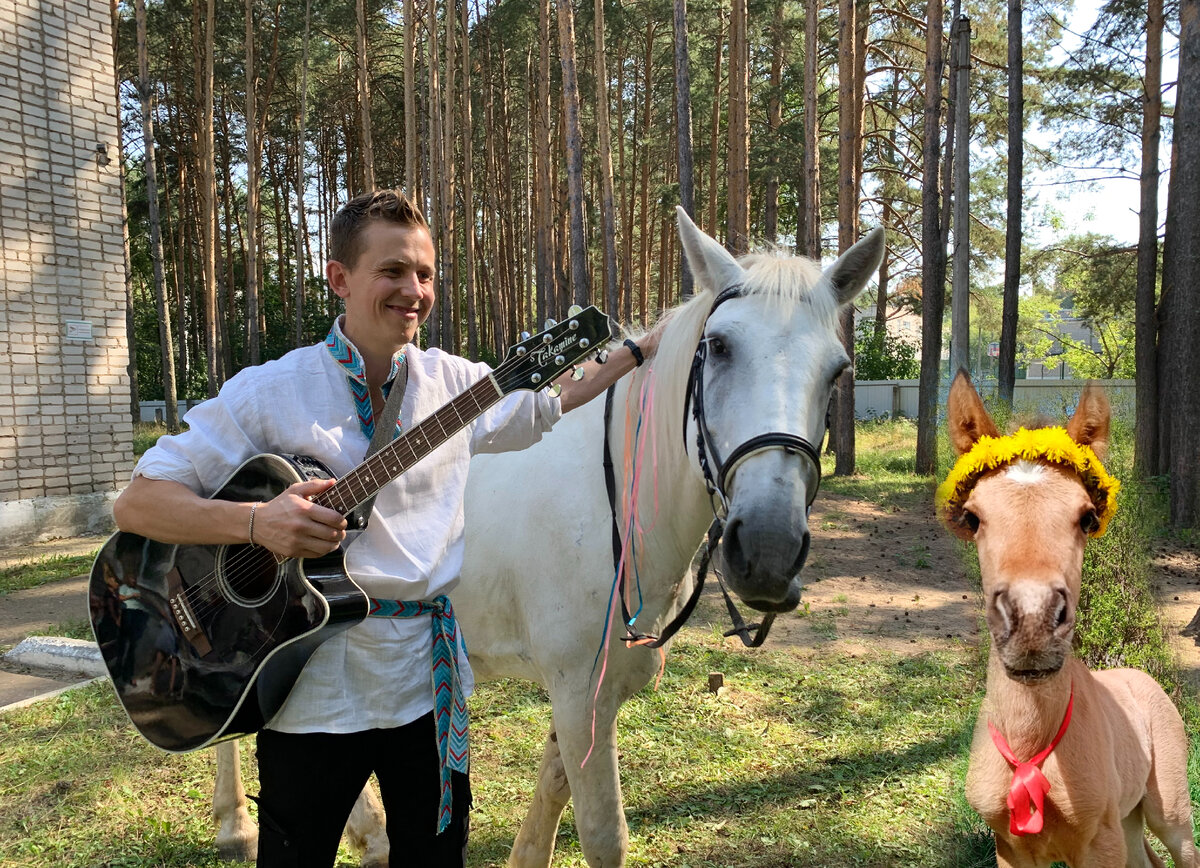 Я с конём Пашей. И малютка Мэгги в углу =) (Степан Корольков)