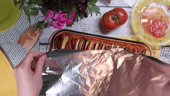 Накрываю фольгой, подворачиваю все края