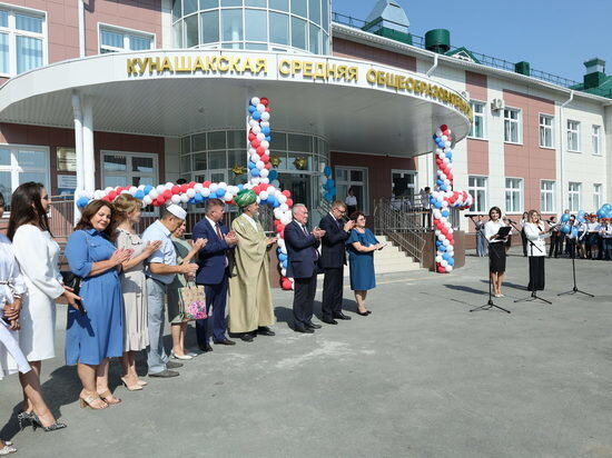     Алексей Текслер стал гостем торжественной линейки в новой школе Кунашака. Фото Олега Каргаполова.