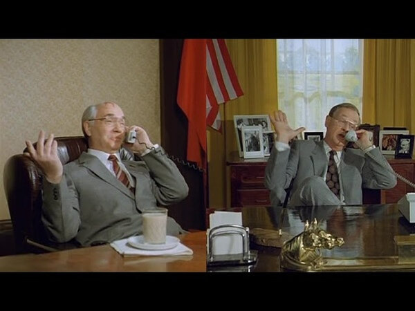 "Доброе утро, господин Президент, точнее уже вечер. Надеюсь это единственное расхождение между нашими странами. Я Курильские острова намерен Японии подарить, так, что скоро можете там свои новые военные базы построить на этих островах." Фильм 1992 года "На Дерибасовской хорошая погода или На Брайтон-Бич опять идут дожди" В роли последнего Генсека ЦК КПСС -Леонид Куравлёв (1936 -2022 г.). (фото из открытых источников).