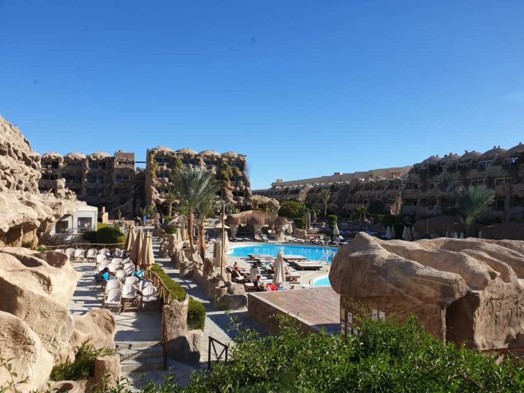 Территория отеля Caves Beach Resort