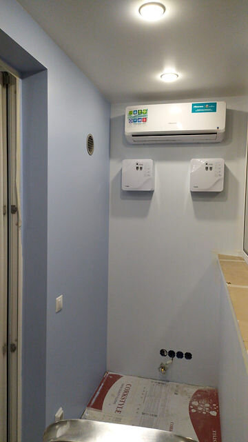 Внутренний блок кондиционера Hisense и два бризера Тион Лайт