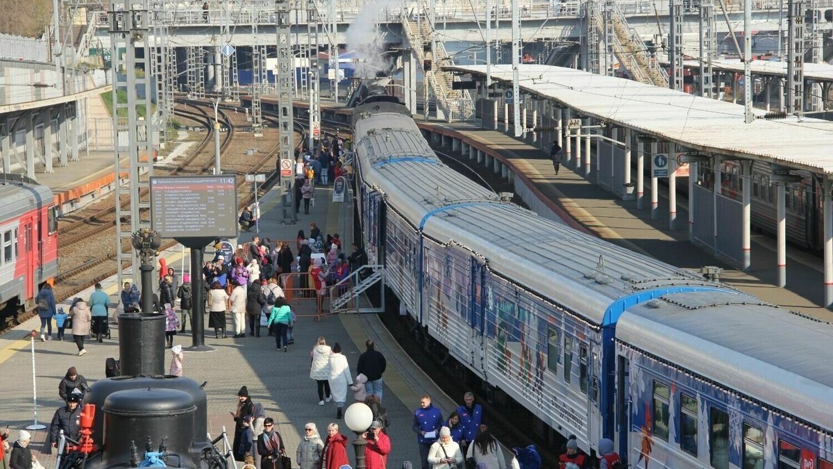     Жителям Приморья в частности и всего ДФО в целом, если они собираются отправиться в новогодние дни в поездки на поезде, следует позаботиться о билетах уже сегодня. Тем более что продажи открыты, а количество поездов будет увеличено.