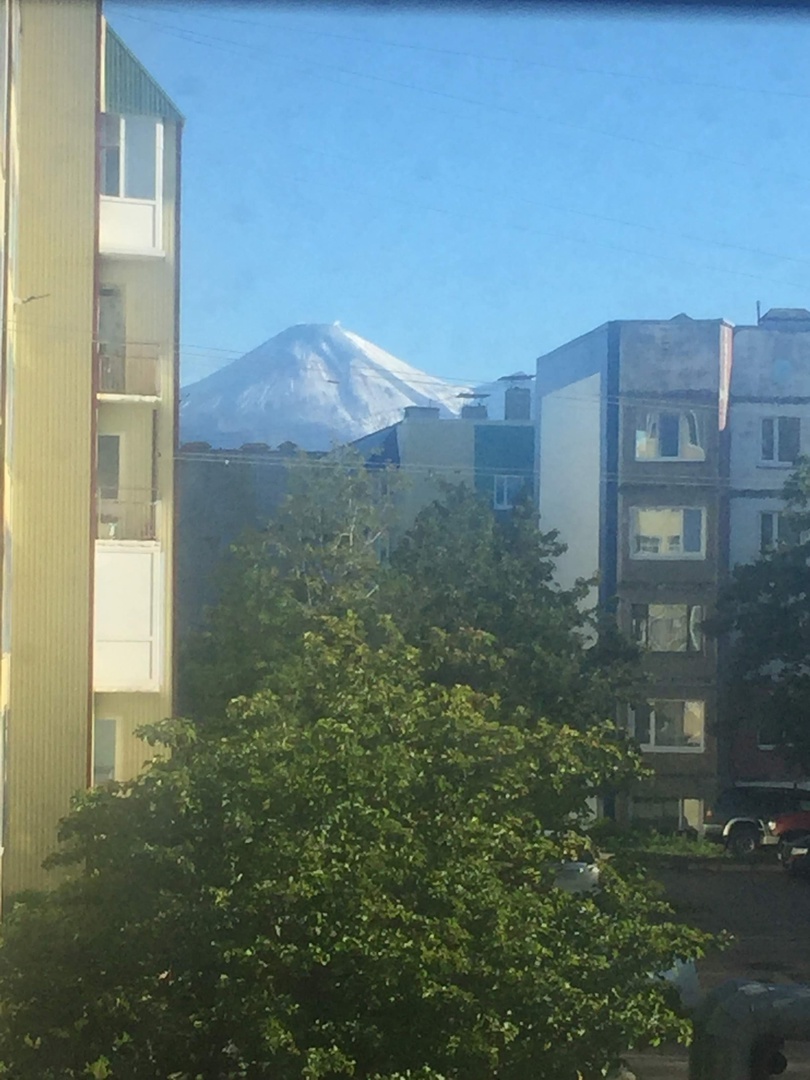 В хорошую погоду из любой точки города видно ВУЛКАН. 