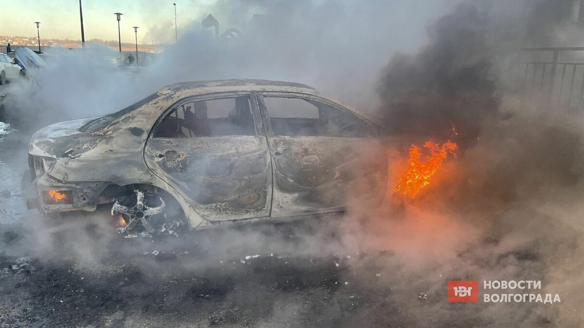     Сегодня утром в ЖК «Ново-Комарово» в Волгограде неожиданно вспыхнули пять машин. Три из них сгорели дотла. Кроме того, в результате пожара погиб один человек.